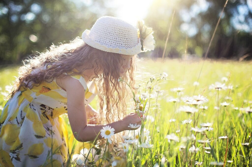 Niña recogiendo flores